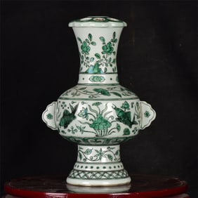 An Exquisite Green Glazed Hornwort Pattern Vase