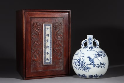 An Exquisite Blue and White Flower and Bird Pattern Vase
