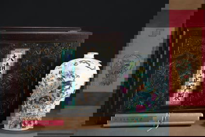 A Rare Famille-Rose Painted Gold Flower and Bird Pattern Vase,With Poem,With Chinese Vertical Scroll