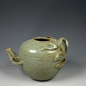 An Exquisite Guan yao Lotus Leaf Pattern Pot
