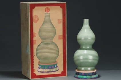 An Exquisite Longquan yao Gourd Vase