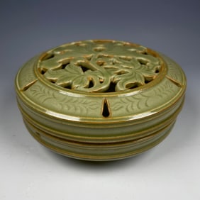 An Exquisite Yue yao Hollow Flower Pattern Box