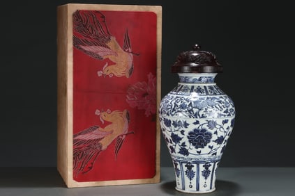 A Huge Blue and White Lotus Pattern Bottle