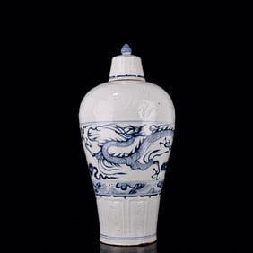 A Rare Blue and White Dragon and Phoenix Pattern Bottle