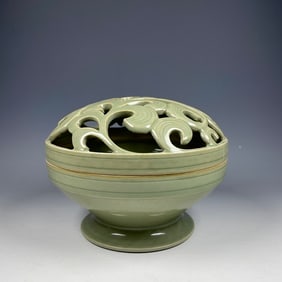 An Exquisite Yue yao Hollow Censer