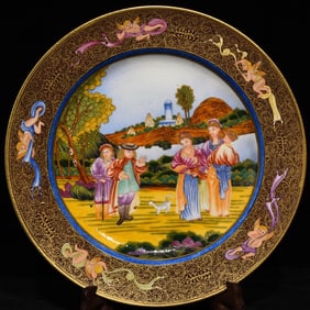 A Precious Enamel Gilt Figure Pattern Plate