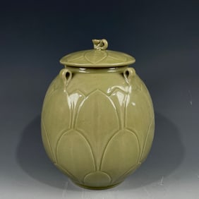 An Exquisite Yue yao Lotus Pattern Jar