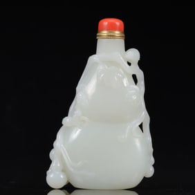 An Exquisite White Jade Gourd Pattern Snuff Bottle
