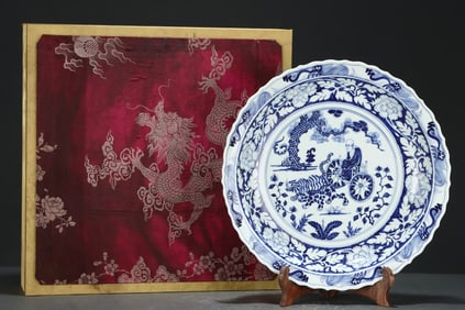 An Exquisite Blue and White Figure and Story Pattern Plate