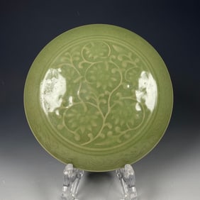 An Exquisite Yue yao Lotus Pattern Box