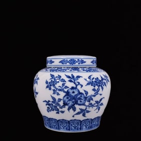 A Exquisite Blue and White Flower and Fruit Pattern Tea Caddy