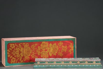 An Exquisite Famille-Rose Character and Story Pattern Paper Weight