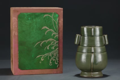 An Exquisite Long quanyao Double-Ears Vase