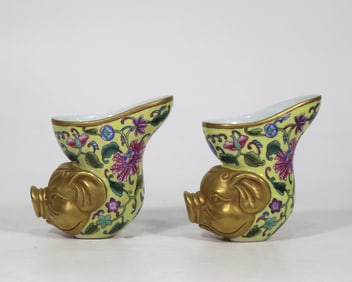 A Pair of Exquisite Famille-Rose Painted Gold Lotus Pattern Cup