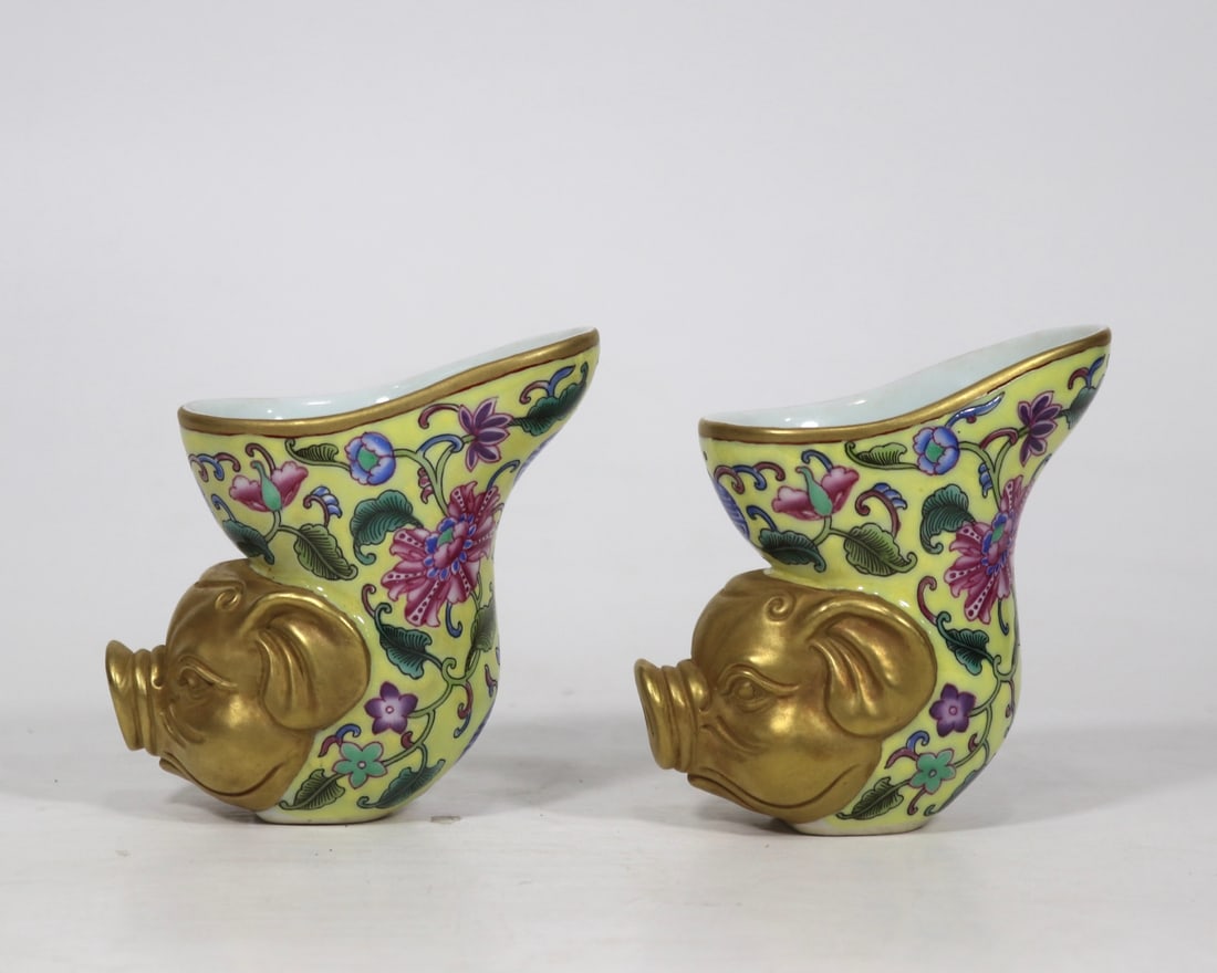 A Pair of Exquisite Famille-Rose Painted Gold Lotus Pattern Cup (1 of 9)