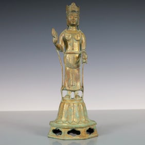 An Exquisite Gilt Bronze Statue of Bodhisattva