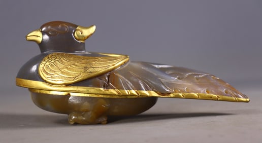 An Exquisite Agate Cover with Gold Bird-Shaped Box