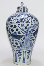 An Exquisite Blue and White Lotus Pattern Fish and Lotus Pattern Vase