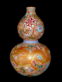 An Exquisite Famille-Rose Lotus Pattern Dragon Pattern Seawater Pattern Gourd-Shaped Vase