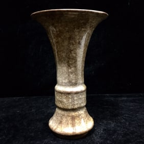 An Exquisite Guan yao Vase