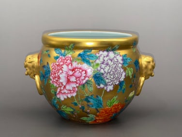 An Exquisite Famille-Rose Flower Pattern Double-Ears Vat