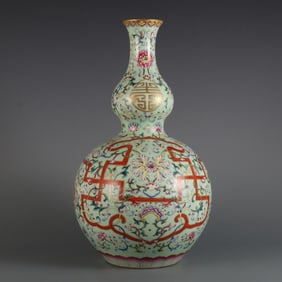 An Exquisite Enamel Green Ground Lotus Pattern Gourd-Shaped Vase