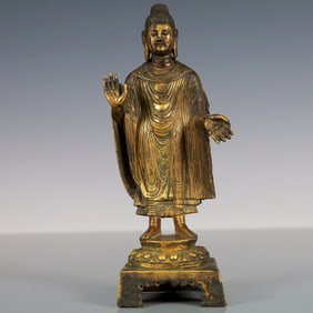 An Exquisite Gilt Bronze Statue of Sakyamuni