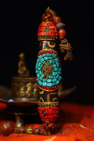 An Exquisite Agate Inlaid Gems Ornament