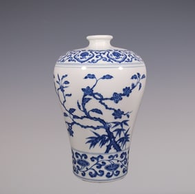 An Exquisite Blue and White Lotus Pattern Flower Pattern Vase