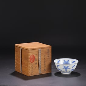 An Exquisite Blue and White Flower Pattern Bowl