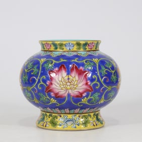 An Exquisite Famille-Rose Lotus Pattern Jar