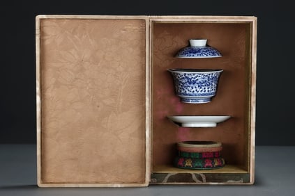 An Exquisite Blue and White Dragon Pattern Lotus Pattern Bowl