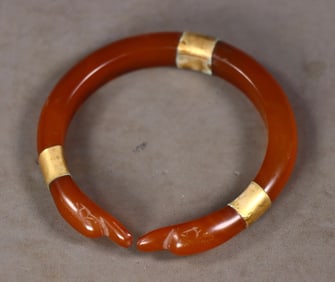 An Exquisite Agate Cover with Gold Bracelets