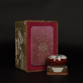 An Exquisite Famille-Rose Imitation Wood Grain Glazed Flower Pattern Box