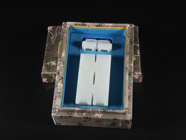 An Exquisite White Jade Vase