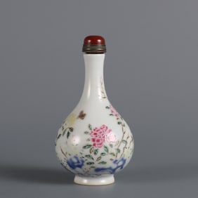 A Exquisite Famille-Rose Flower and Butterfly Pattern Snuff Bottle