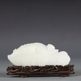 A Exquisite White Jade Fish Ornament