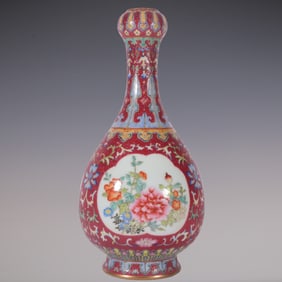 An Exquisite Famille-Rose Ruby Red-Glazed Lotus Pattern Flower Pattern Vase