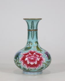An Exquisite Famille-Rose Green Ground Lotus Pattern Vase
