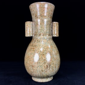 An Exquisite Ge yao Double-Ears Vase