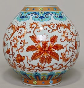 An Exquisite Famille-Rose Lotus Pattern Jar