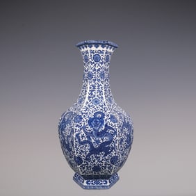 An Exquisite Blue and White Lotus Pattern Dragon Pattern Vase
