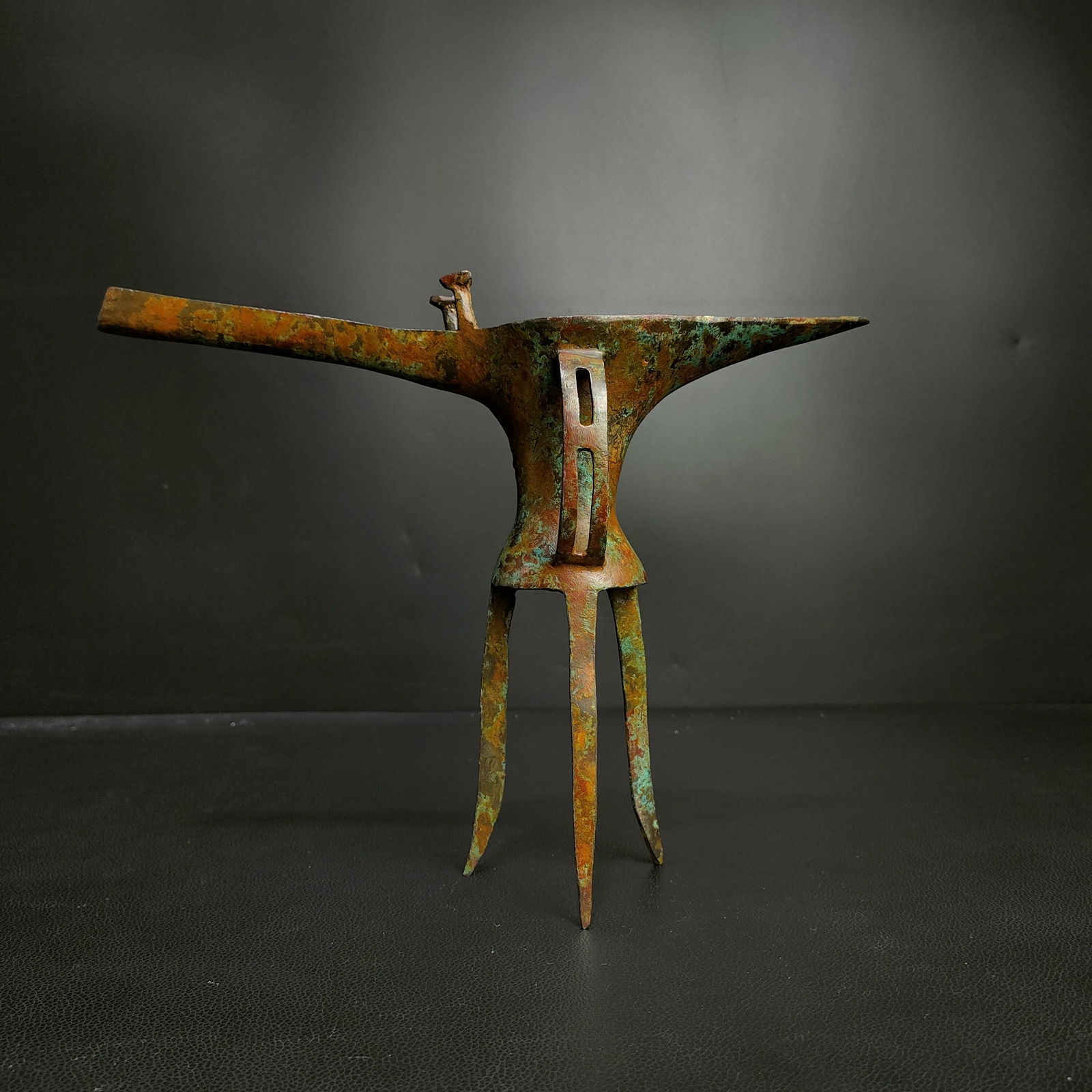 An Exquisite Bronze Tripod Goblet: An Exquisite Bronze Tripod Goblet the Warring States period in China Size:9.1inx11in Weight:0.6kg青铜长嘴酒杯 战国时期 Size:23cmx28cm Weight