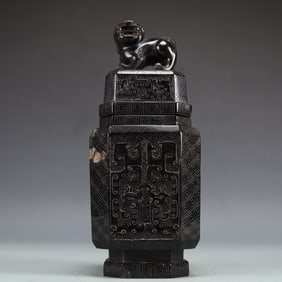 A Exquisite Crystal Dragon Pattern Vase