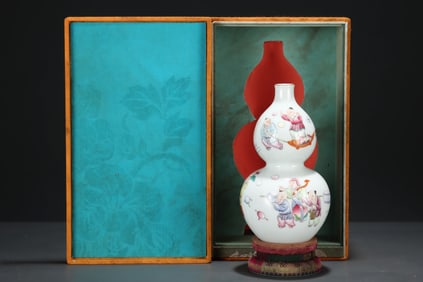 An Exquisite Famille-Rose Painted Gold Character and Story Pattern Gourd-Shaped Vase