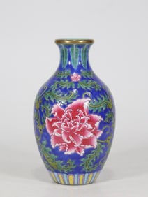 An Exquisite Famille-Rose Lotus Pattern Vase