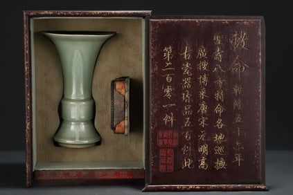 An Exquisite Longquan yao Vase
