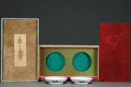 A Pair of Exquisite Doucai Bats and Peach Pattern Plate