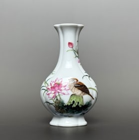 An Exquisite Enamel Flower and Bird Pattern with poem Vase