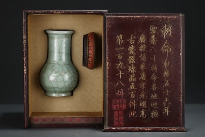 An Exquisite Guan yao Vase